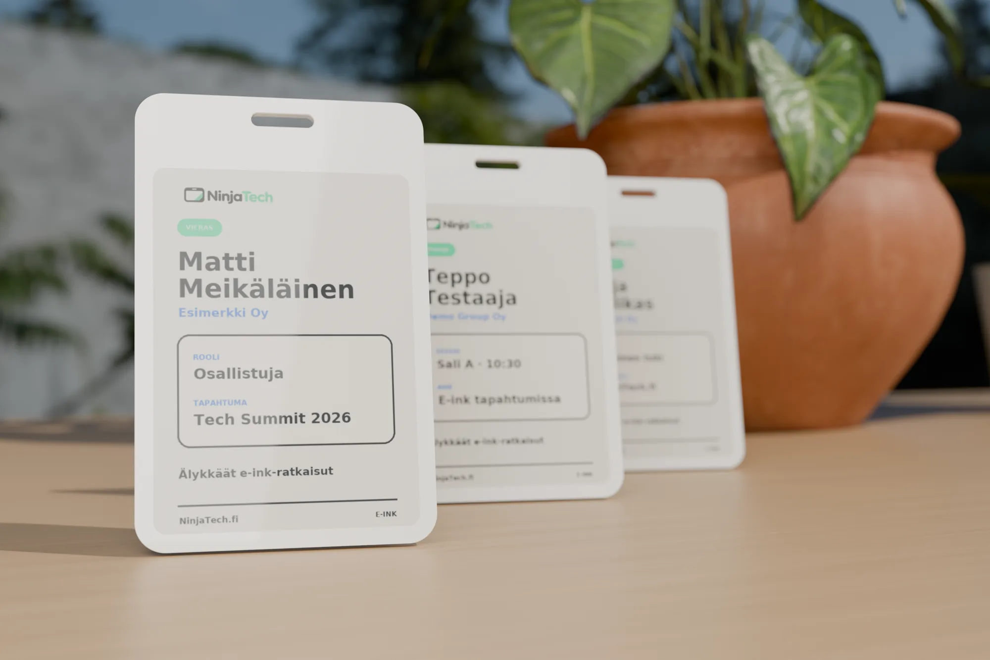Nimikyltit ulkona kasvien keskellä